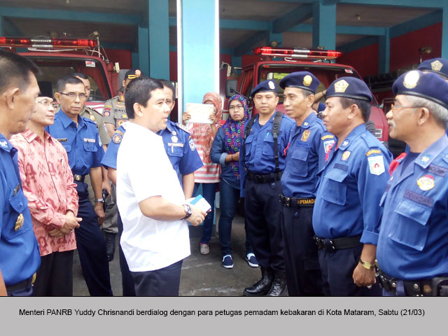 20150321 Menteri PANRB Yuddy Chrisnandi berdialog dengan para petugas pemadam kebakaran di Kota Mataram