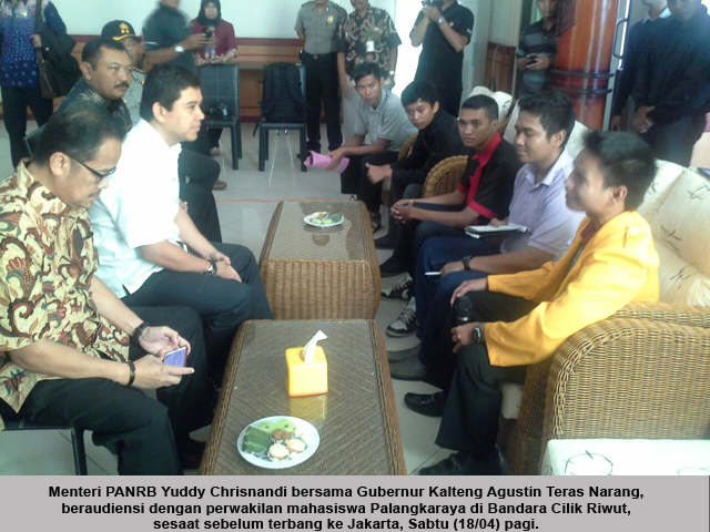 20150418 Menteri dan Gub Kalteng audiensi dgn mhs di bandara Cilik Riwut revisi