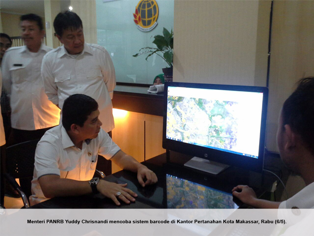 20150506 - foto web menteri mencoba sisstem barcode di Kantah Kota Makassar