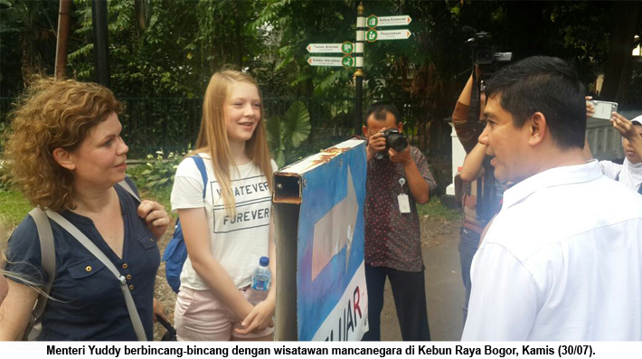 20150730 Menpan Berbincang dengan turis