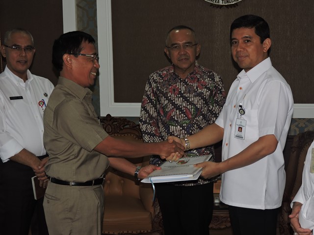 20160323 - DEP RB - Penyerahan Laporan kinerja Plt Gub Riau 3