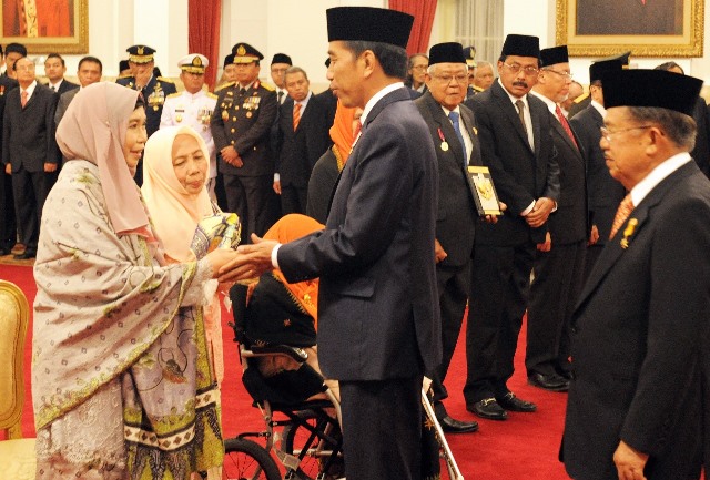 20171110 anugerahkan gelar pahlawan
