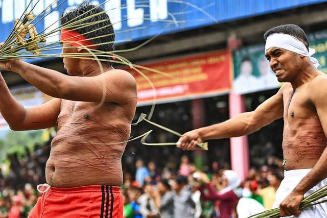 20190606 Tradisi Unik di Berbagai Daerah Sambut Lebaran Pukul Sapu