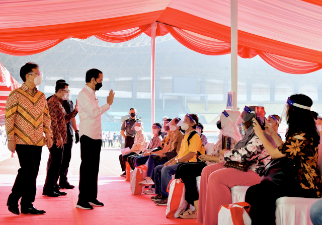 20210615 Tinjau Vaksinasi di Stadion Patriot Presiden Model Seperti Ini Agar Diterapkan di Daerah Lain