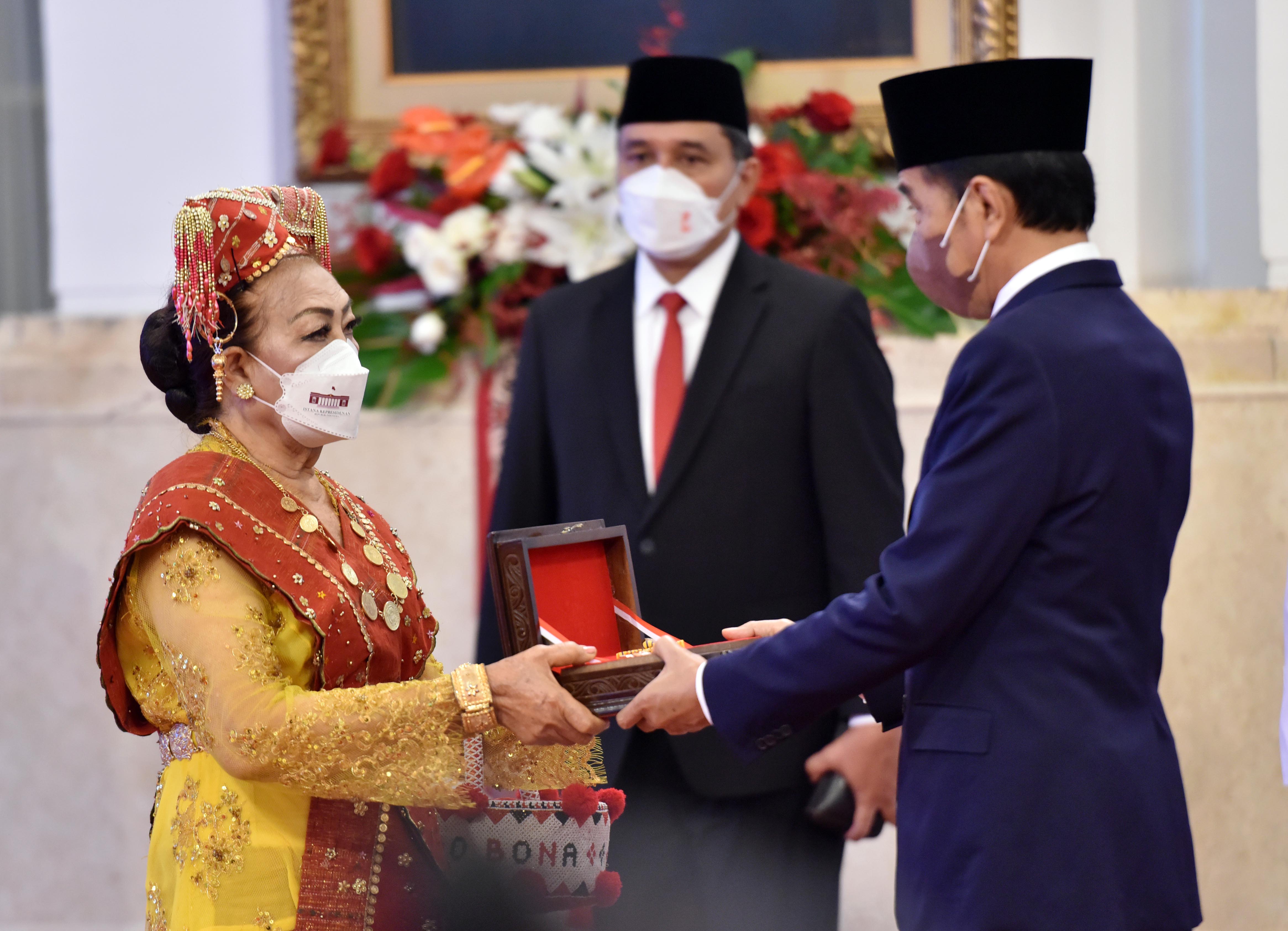20220812 Presiden Jokowi Anugerahkan Tanda Kehormatan bagi 127 Tokoh