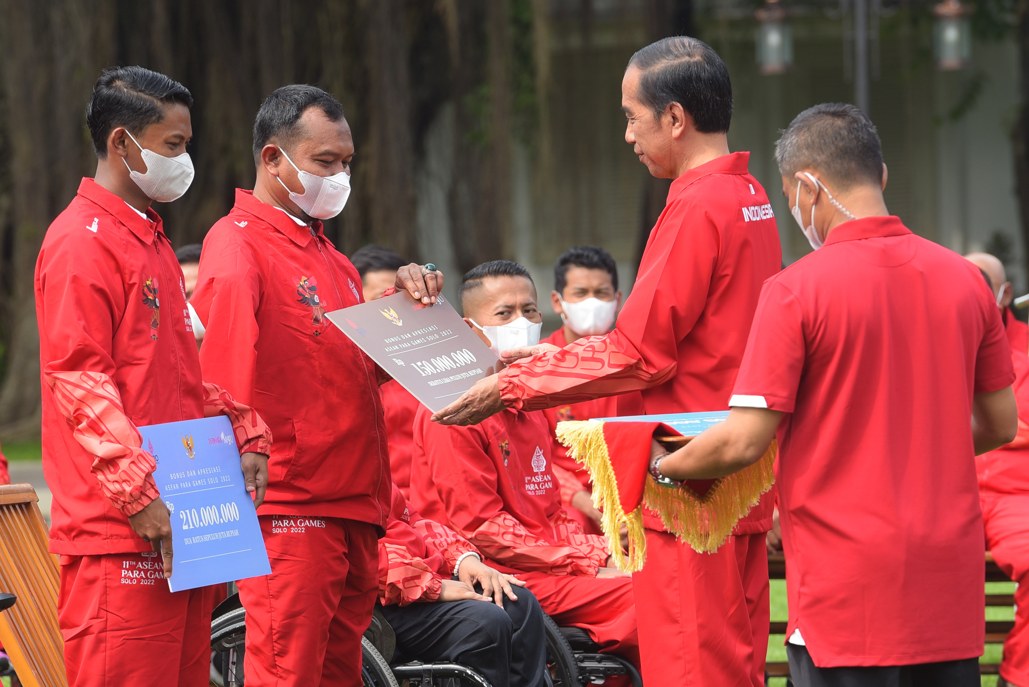 20221128 Presiden Jokowi Serahkan Bonus Bagi Atlet ASEAN Paragames XI 2022