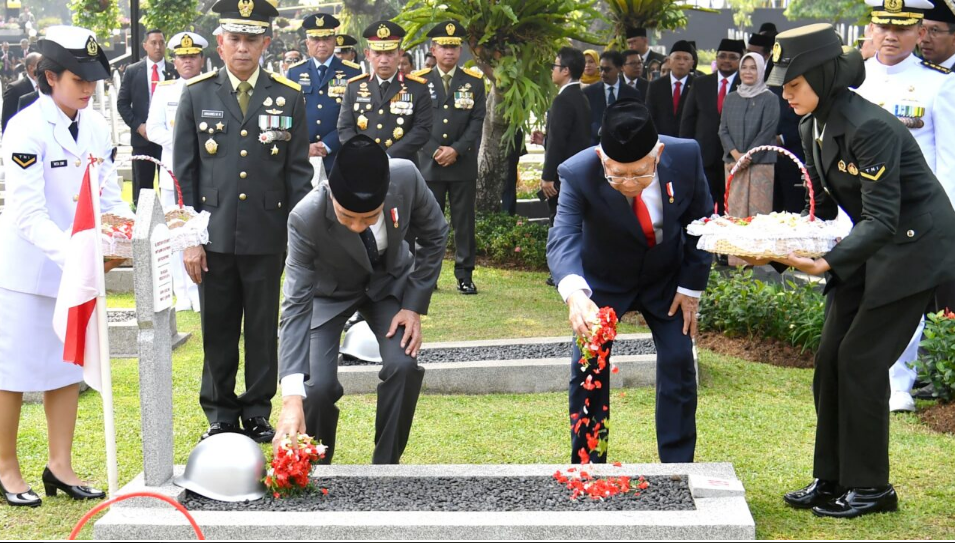 20231110 Jokowi Pimpin Upacara di TMP Kalibata