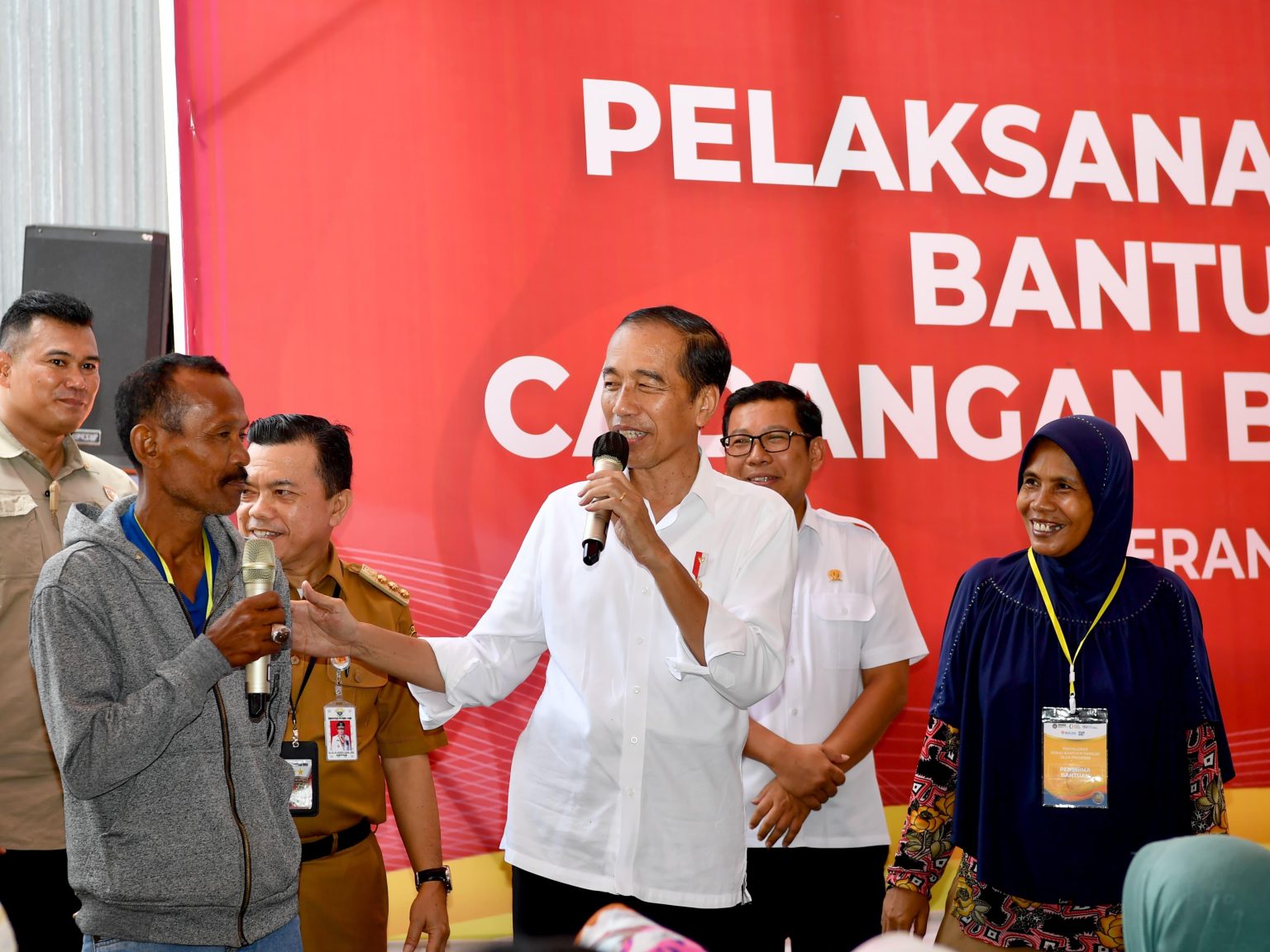 20240404 Kunjungi Gudang Bulog Pematang Kandis Presiden Tinjau Stok Beras dan Serahkan Bantuan Pangan