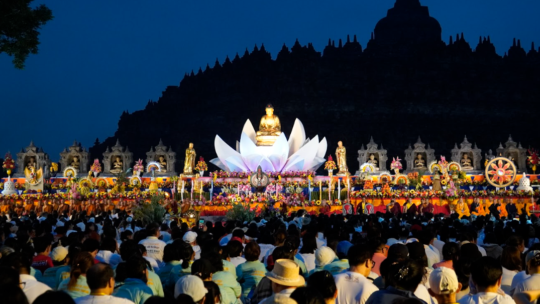 20240523 Puncak Perayaan Waisak 2568 BE Wamenag Pemasangan Chattra Borobudur Simbol Keluhuran Buddha