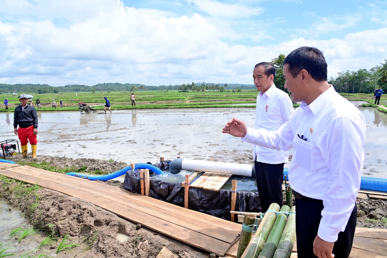 20240704 Presiden Jokowi dan Ibu Iriana Tinjau Pelaksanaan Bantuan Pompa Irigasi di Sulawesi Selatan