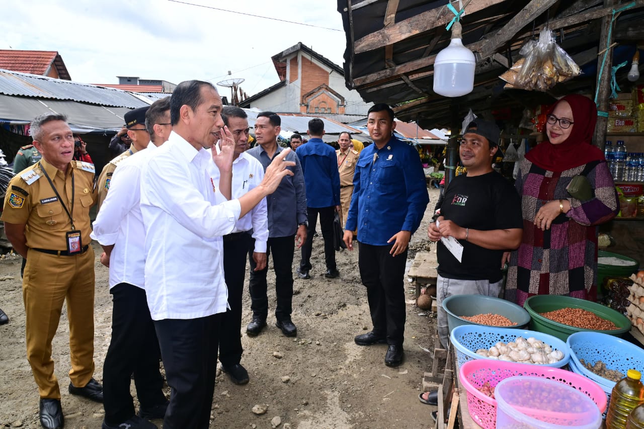 20240704 Presiden dan Ibu Iriana Cek Harga Bahan Pokok di Pasar Sentral Palakka