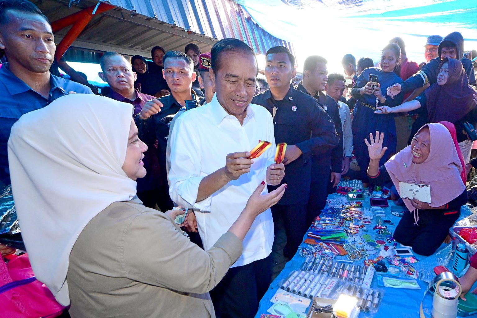 20240705 Hari Kedua di Sulsel Presiden dan Ibu Iriana Kunjungi Pasar Cekkeng Bulukumba