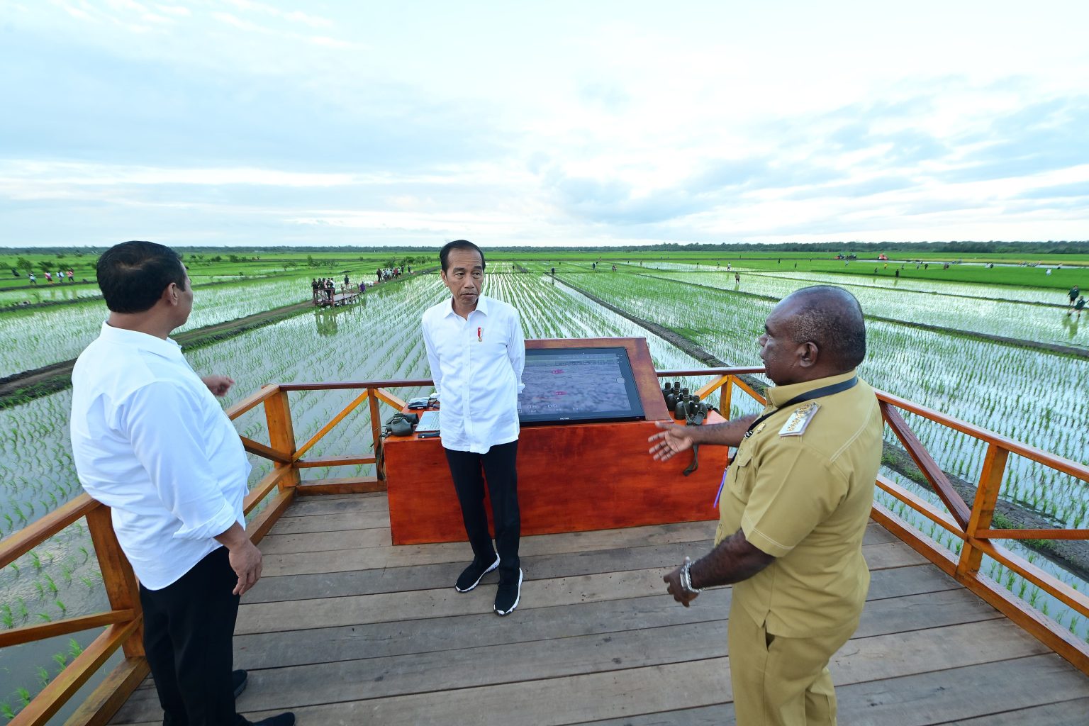 20240724 Presiden Jokowi dan Ibu Iriana Tinjau Simulasi Drone Tabur Pupuk di Papua Selatan