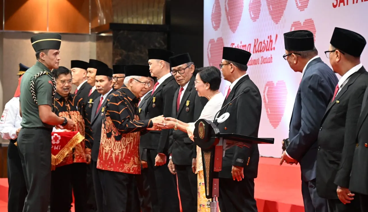 20240806 Pemerintah Anugerahkan Satyalancana Kebaktian Sosial Bagi 1.591 Pendonor Darah Sukarela 100 Kali