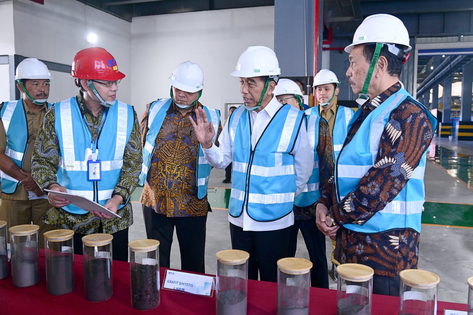 20240807 Presiden Jokowi Resmikan Pabrik Bahan Anoda Baterai Litium di KEK Kendal
