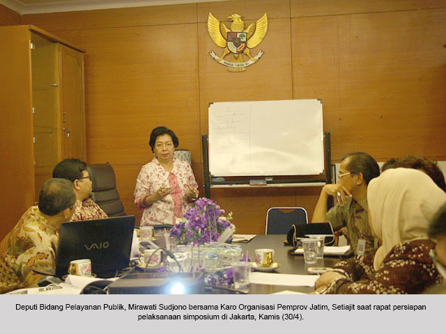 30042015 Deputi Bidang Pelayanan Publik Mirawati Sudjono bersama Karo Organisasi Pemprov Jatim Setiajit saat rapat persiapan pelaksanaan simposium di Jakarta 1