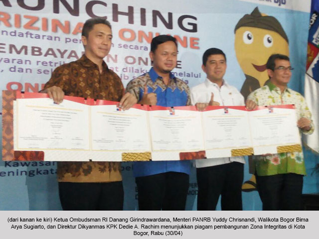 30042015 Ketua Ombudsman RI Danang Girindrawardana Menteri PANRB Yuddy Chrisnandi Walikota Bogor Bima Arya Sugiarto dan Direktur Dikyanmas KPK Dedie A. Rachim menunjukkan piagam pembanguna