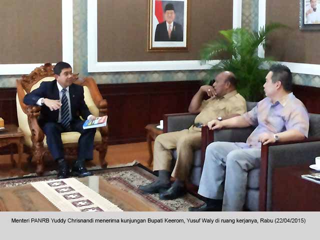 Menteri PANRB Yuddy Chrisnandi menerima kunjungan Bupati Keerom Yusuf Waly di ruang kerjanya Rabu 22-04-2015