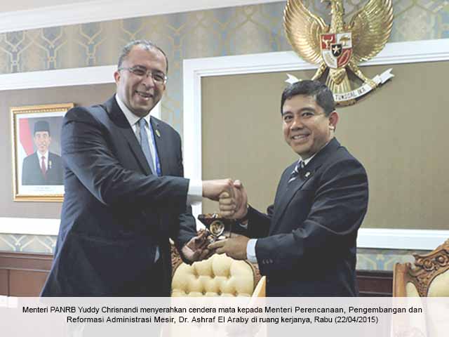 Menteri PANRB Yuddy Chrisnandi menyerahkan cendera mata kepada Menteri Perencanaan Pengembangan dan Reformasi Administrasi Mesir Dr. Ashraf El Araby di ruang kerjanya Rabu 22-04-2015 copy