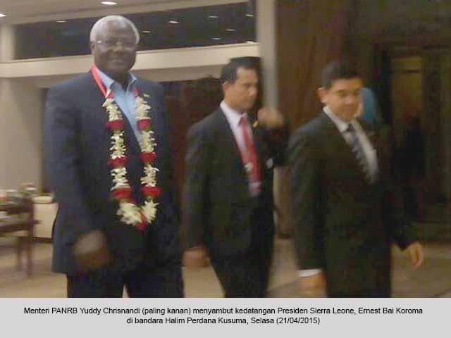 Menteri PANRB Yuddy Chrisnandi paling kanan menyambut kedatangan Presiden Sierra Leone Ernest Bai Koroma di bandara Halim Perdana Kusuma