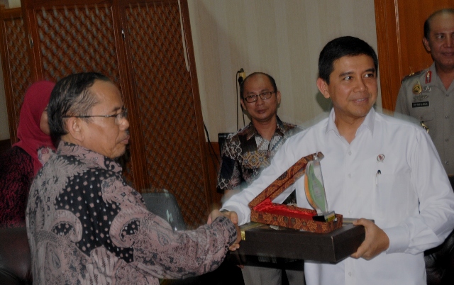 terima cinderamata dari rektor