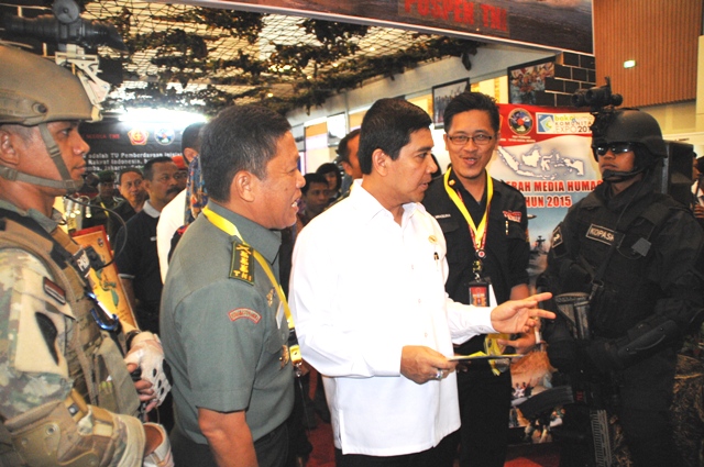 tinjau stand TNI