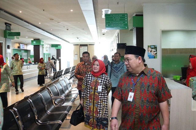 20171013 DEP YANLIK Kunjungi RS Mata dan Kantor Sumatera Ekspres 13