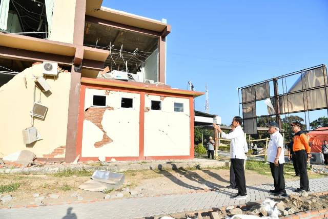 20180814 jokowi tinjau rsud dan pasar tanjung