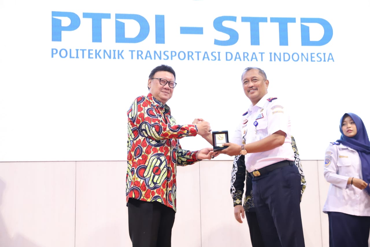 20200131 Penyerahan SK Menteri PTDI STTD 12
