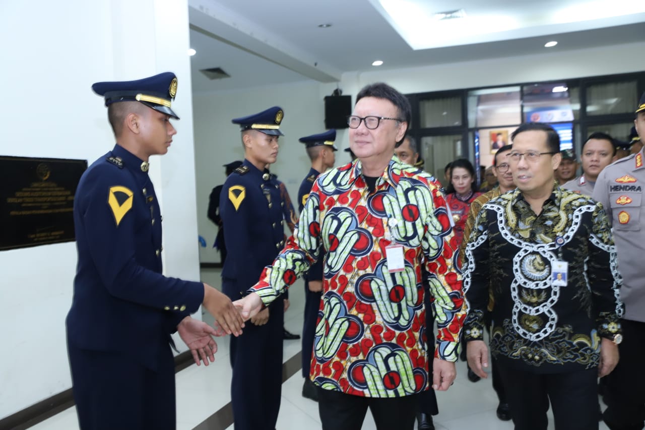 20200131 Penyerahan SK Menteri PTDI STTD 12