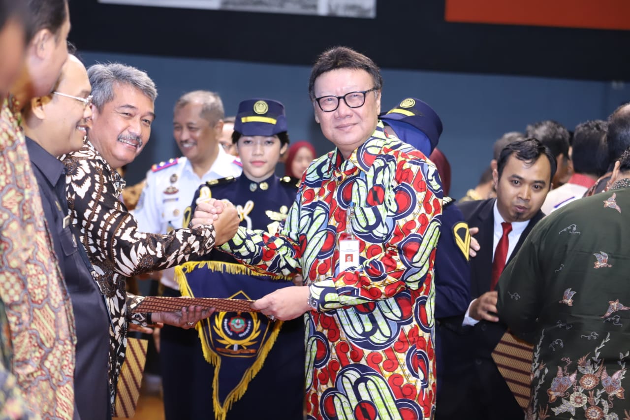 20200131 Penyerahan SK Menteri PTDI STTD 12