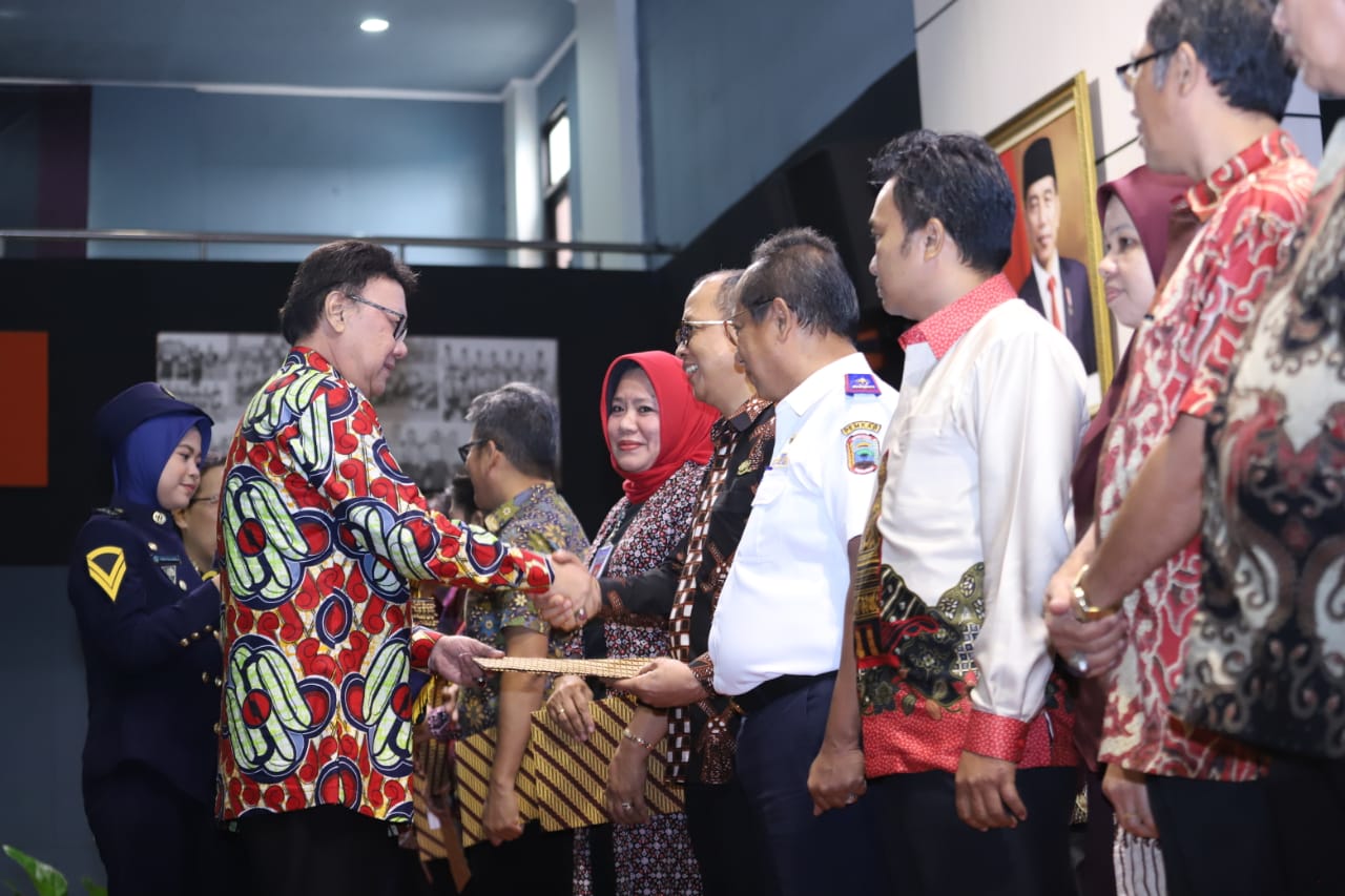 20200131 Penyerahan SK Menteri PTDI STTD 12