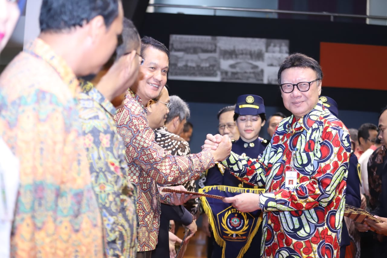 20200131 Penyerahan SK Menteri PTDI STTD 12