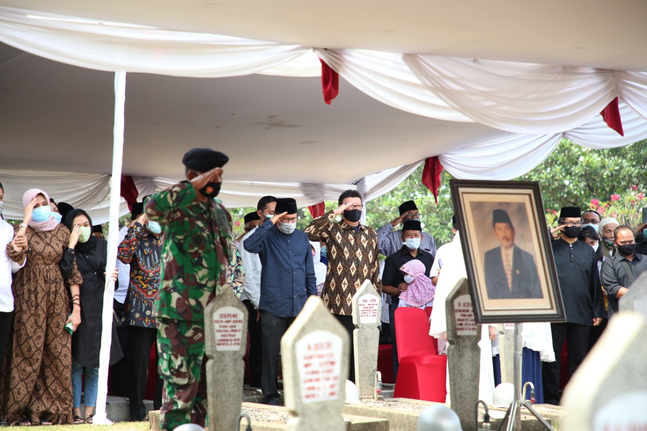 20200908 Menghadiri Pemakaman Malik Fadjar 1