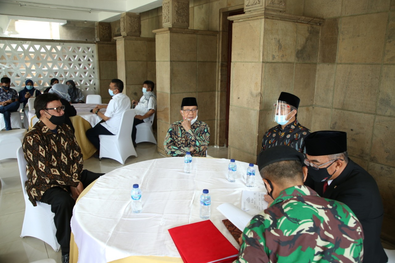 20200908 Menghadiri Pemakaman Malik Fadjar 1