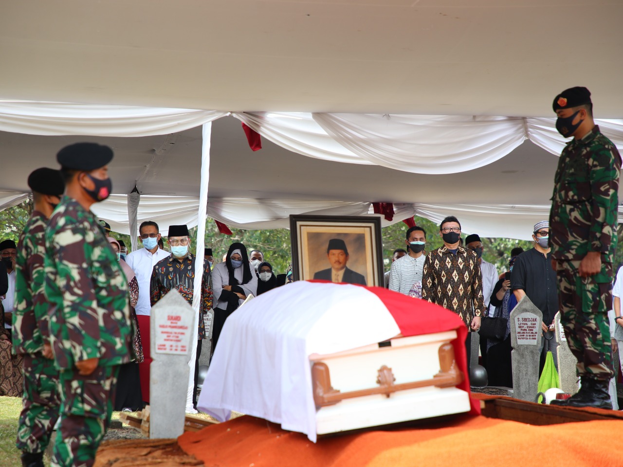 20200908 Menghadiri Pemakaman Malik Fadjar 1