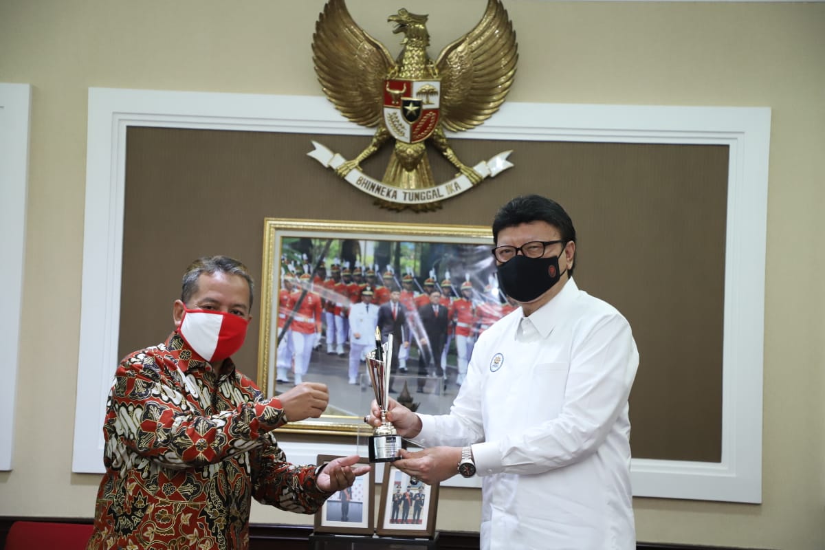 20201124 Menerima penghargaan Best Minister dari Redaksi Obsession 8