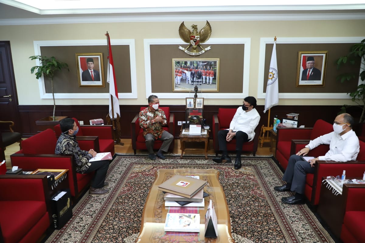 20201124 Menerima penghargaan Best Minister dari Redaksi Obsession 8