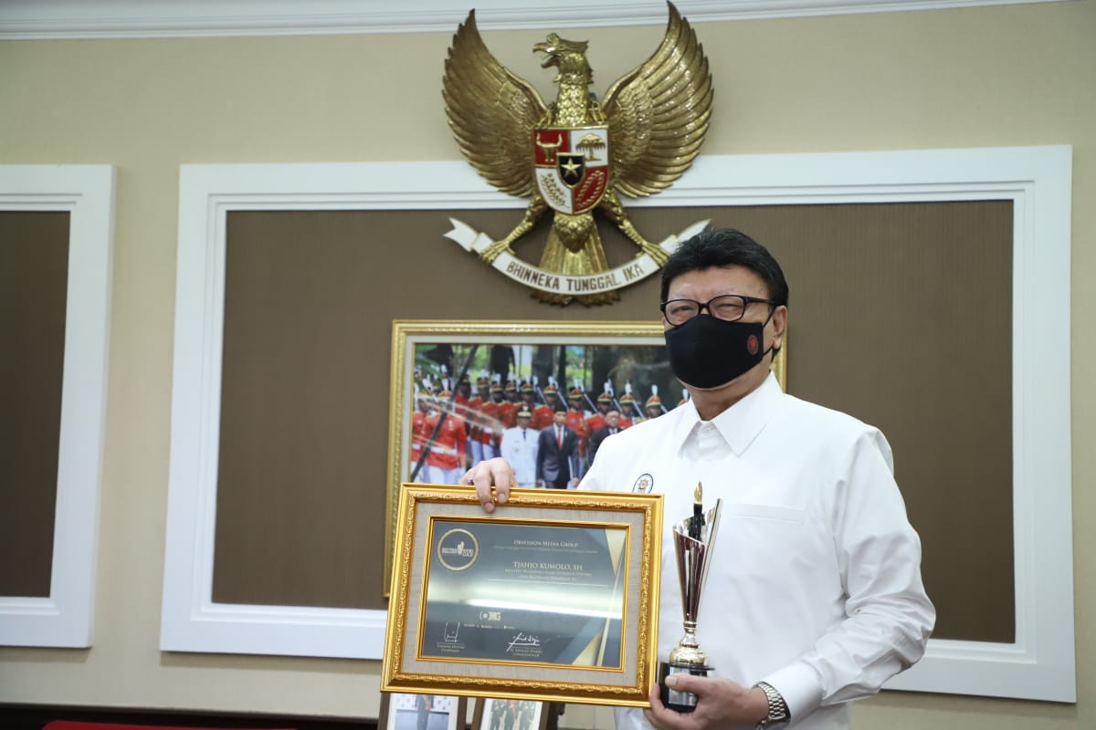 20201124 Menerima penghargaan Best Minister dari Redaksi Obsession 8