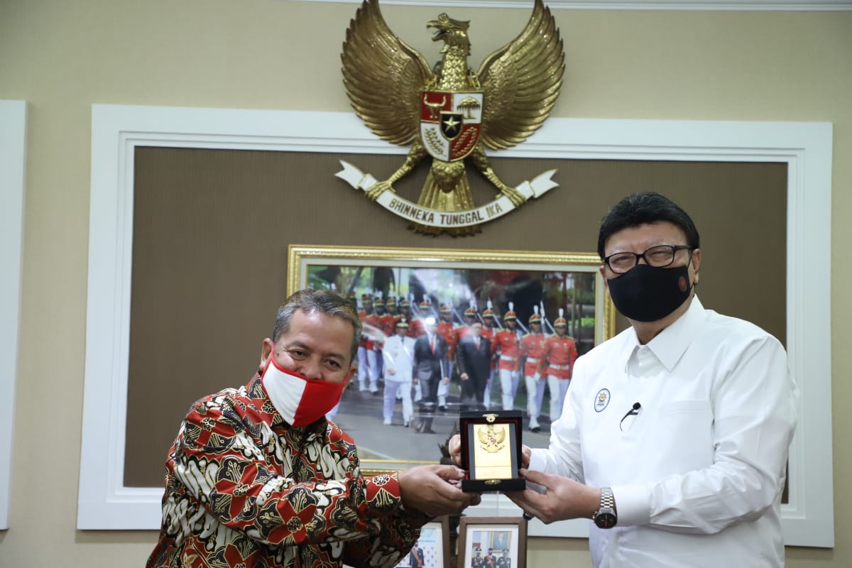 20201124 Menerima penghargaan Best Minister dari Redaksi Obsession 8