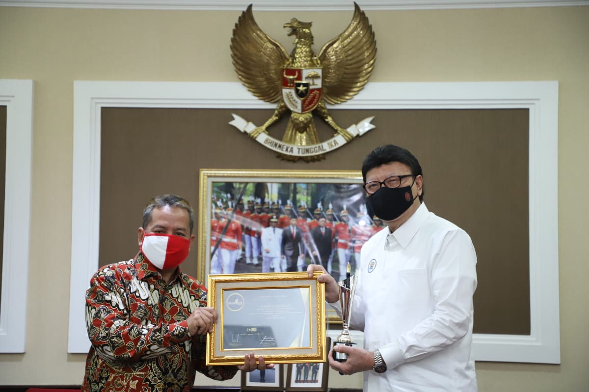 20201124 Menerima penghargaan Best Minister dari Redaksi Obsession 8