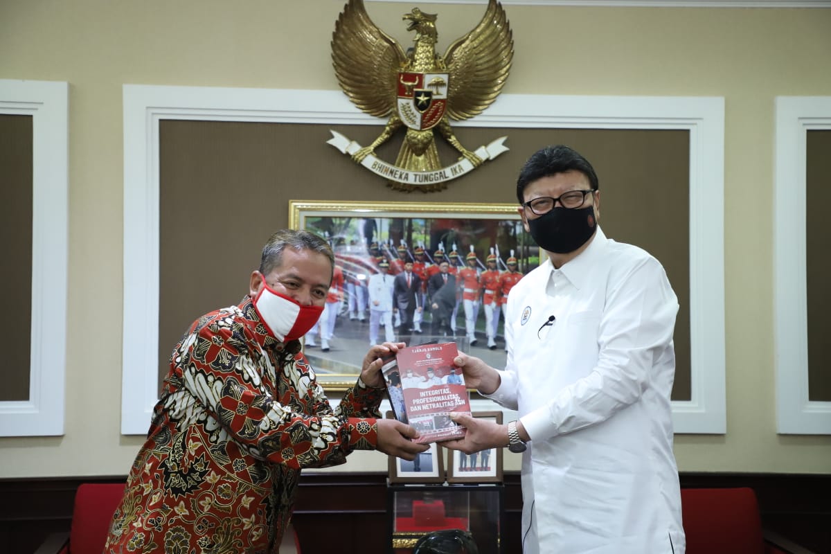 20201124 Menerima penghargaan Best Minister dari Redaksi Obsession 8