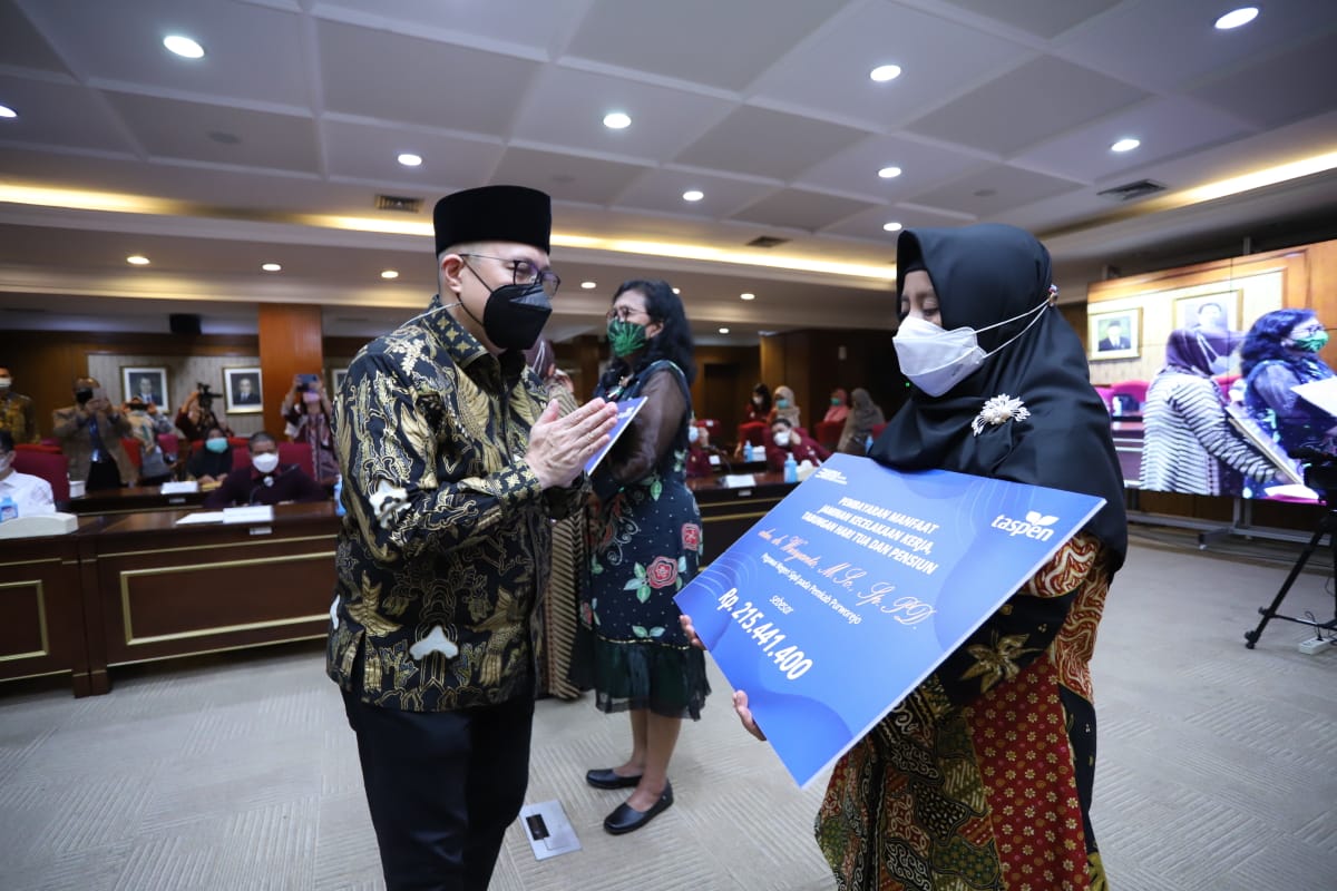 20210505 Penyerahan Penghargaan dan Santunan Kepada Para ASN Tewas dalam Tugas Penanganan Covid 19 15