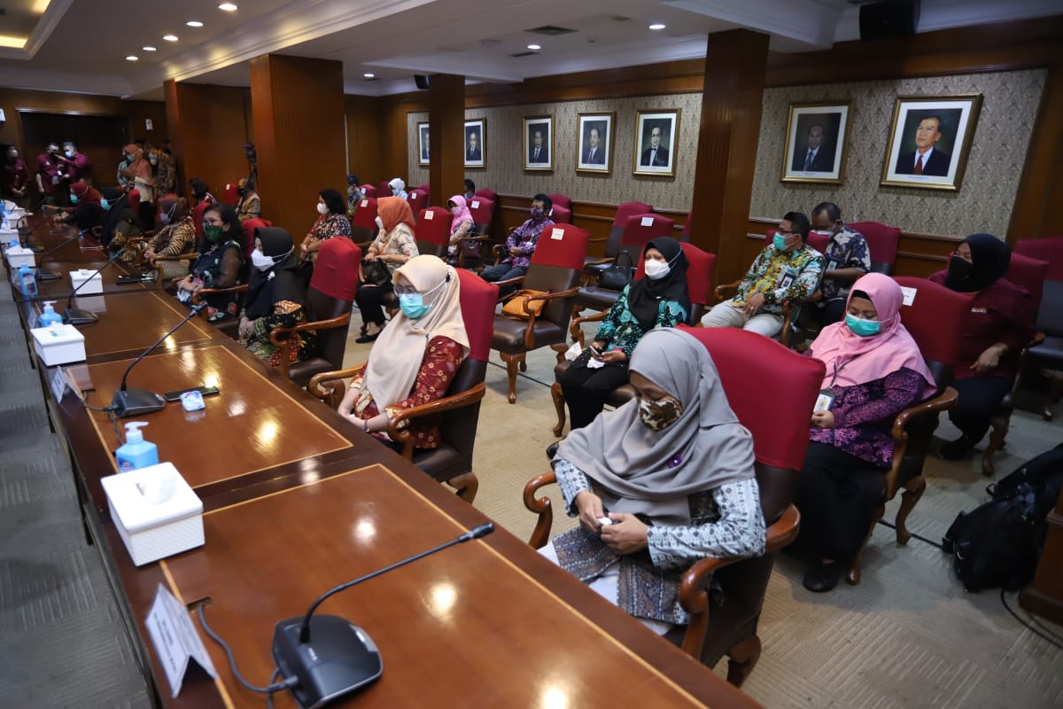 20210505 Penyerahan Penghargaan dan Santunan Kepada Para ASN Tewas dalam Tugas Penanganan Covid 19 15