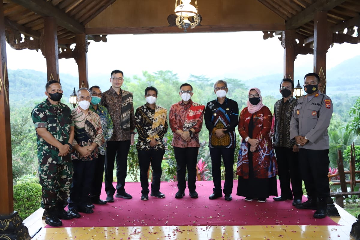 20221021 MENTERI DEP RB DEP SDMA Kunjungan Pabrik Jamu di Desa Sendangsari 11