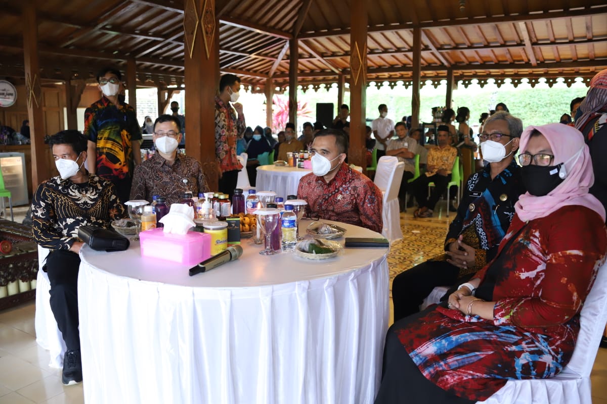 20221021 MENTERI DEP RB DEP SDMA Kunjungan Pabrik Jamu di Desa Sendangsari 11