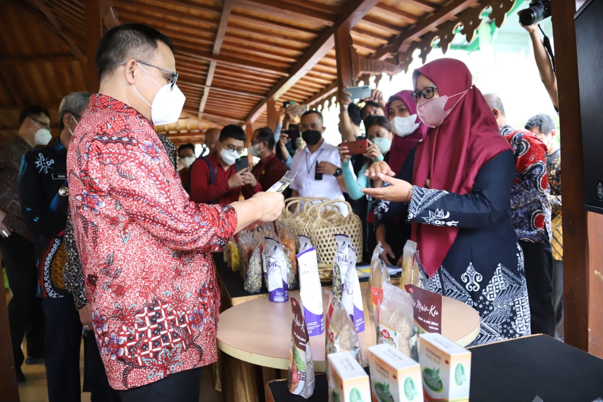 20221021 MENTERI DEP RB DEP SDMA Kunjungan Pabrik Jamu di Desa Sendangsari 11
