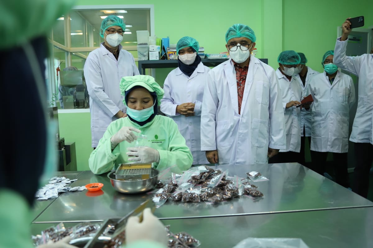 20221021 MENTERI DEP RB DEP SDMA Kunjungan Pabrik Jamu di Desa Sendangsari 11
