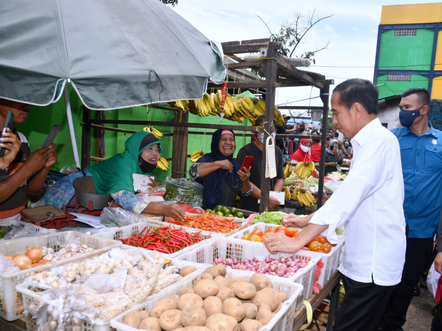 20230414 Presiden Jokowi Tinjau Aktivitas Perdagangan di Pasar Minggu