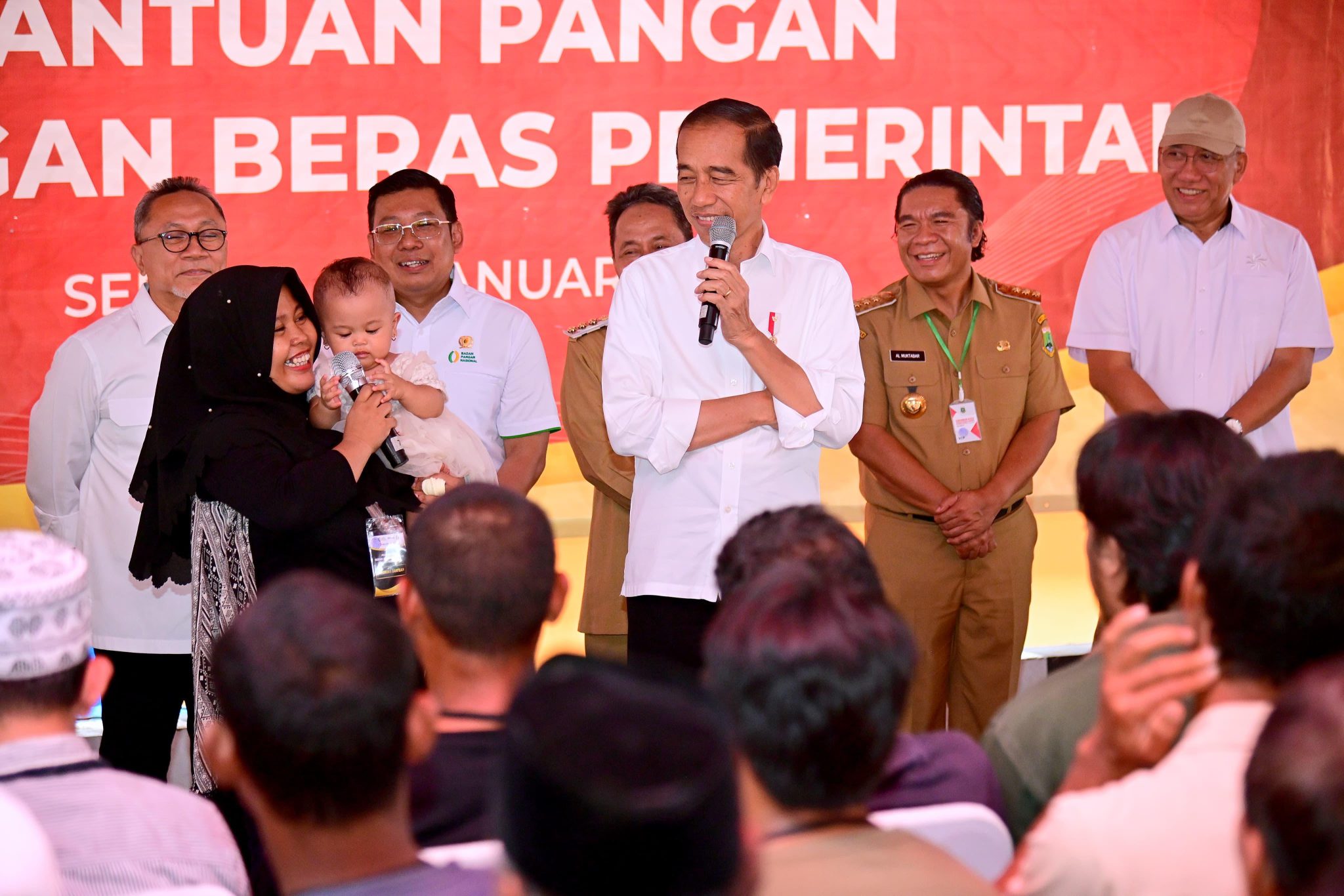 20240108 Kunjungi Gudang Bulog GBB Umbul Tengah Presiden Cek Stok Beras dan Salurkan Bantuan Pangan